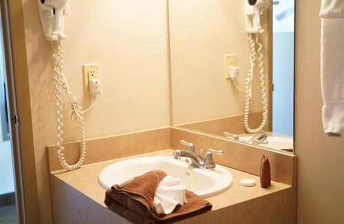 Silvertown Hotel | Group Retreat with breakfast included- entire floor - on Niagara River Gorge