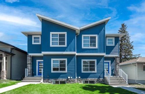 Lynnwood Ridge House | Group Stay, Sleeps 16! 6BR Full Duplex w AC, 2 Kitchens! FREE Banff Pass