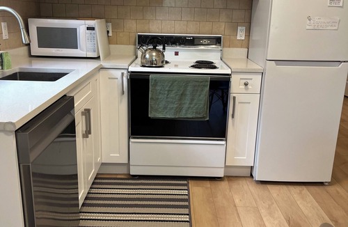 Port Coquitlam House | Guest Suite 2 beds Coquitlam Centre Mall -10min walk to Skytrain/Mall