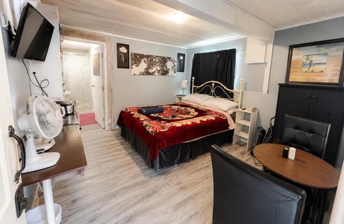 Abbotsford House | Guest Suite Private Retreat for 2 Guests With AC - 4 Units Available