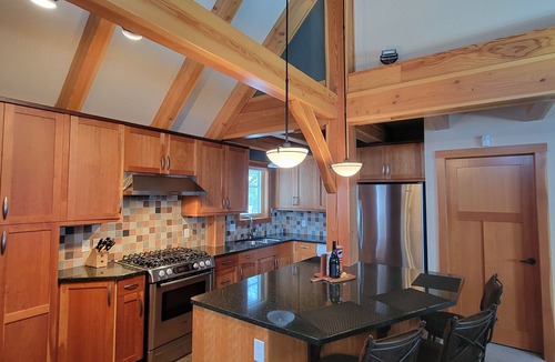 Golden Ski Chalet | Gunners Lodge - True Ski-In/Ski-Out, Hot Tub, Sleeps 13