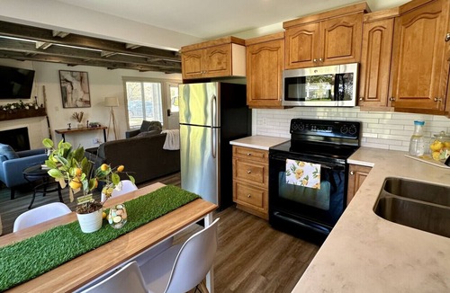 Collingwood Villa | Happy Valley Spacious Family Townhome.Dog Friendly.Minutes to Blue Mountain