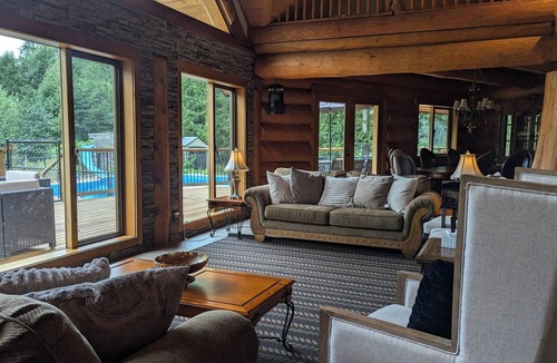 Kent Ski Chalet | Harrison Oak Chalet/5 minutes to Harrison Lake, with game room & deck