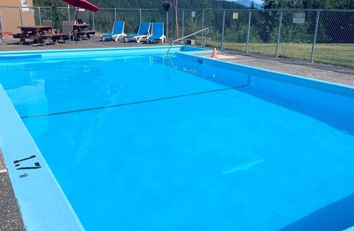 Hemlock Valley Condo | Hemlock Haven | Pool, Hot tub, Sauna, Wi-Fi, BBQ, Games Room, 2Queen, Ski-in/out