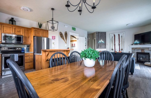 The Blue Mountains Condo | Hidden Gem! Amazing end unit town home