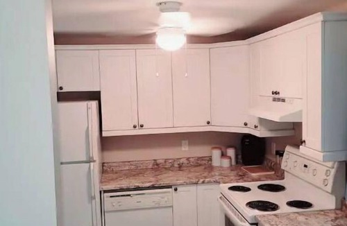 West Arm Cottage | Hidden Gem Lakehouse. W/Hot tub. Pet Friendly. Sleeps 7. Lake front.