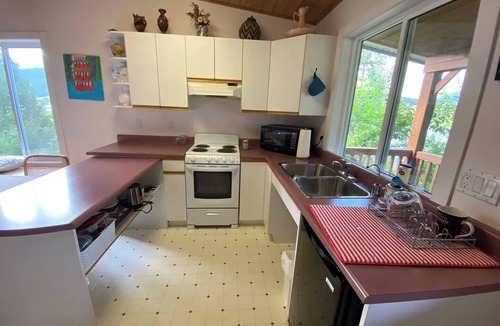 Ashton Creek Cabin | Hidden Gem Oasis A peaceful, beautiful spot on the Shuswap River, pet-friendly,