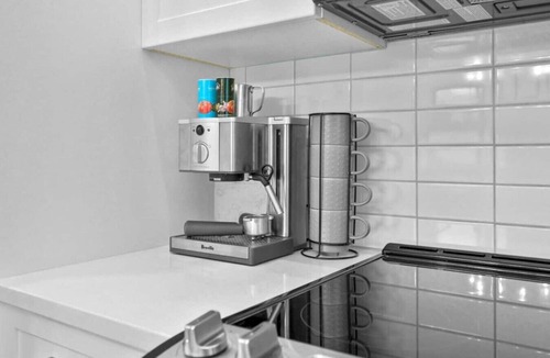 Windermere House | Hideaways| Mins to Lake| King Bed |Dbl Garage| AC