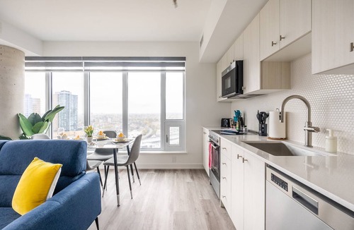 Kitchener Apartment | High Rise 1BR Condo w Balcony Beautiful Views