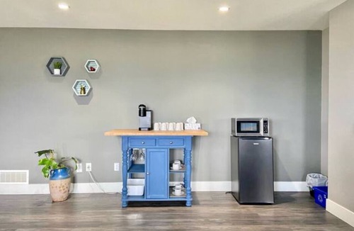 Black Mountain House | Hillside 2b2b suites w/Panoramic views, close to great golfing, biking, skiing!