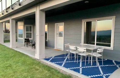 Black Mountain House | Hillside 2b2b suites w/Panoramic views, close to great golfing, biking, skiing!