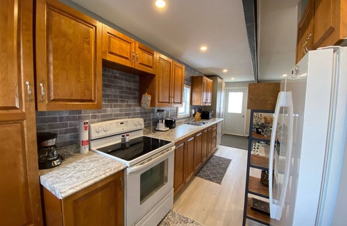 Downtown Cabin | Hillside Cottage, 5 minutes to Stephenville, skiing and snowmobile trails.