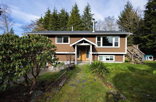 Ucluelet House | Hilltop Cottage w/Sauna - 3-bedroom home with sauna & heated outdoor shower!