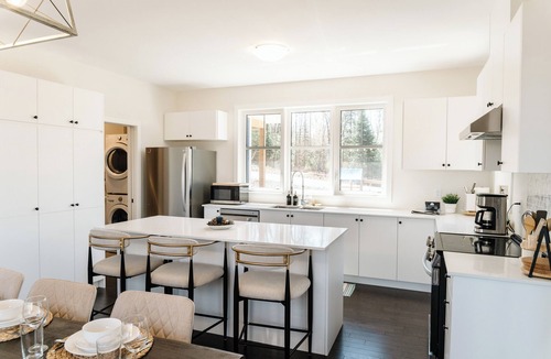 Dwight House | Hilltop Lake Views | Sauna, Hot Tub & Fire Pit near Huntsville