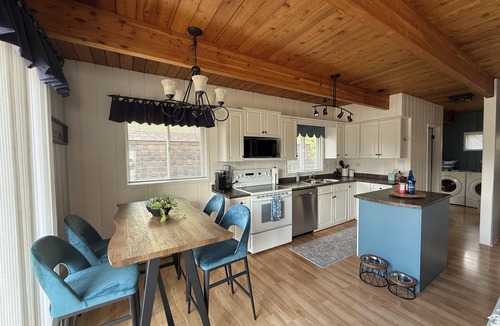 Windermere Cabin | Hilltop's Cozy Cabin with Lakeviews, private beach access 5 mins to Invermere