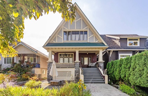 Grandview-Woodland House | Historical Lux 2BD suite | stocked kitchenette | free parking | welcome gift