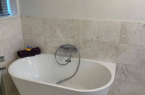 Grandview-Woodland House | Historical Lux 2BD suite | stocked kitchenette | free parking | welcome gift