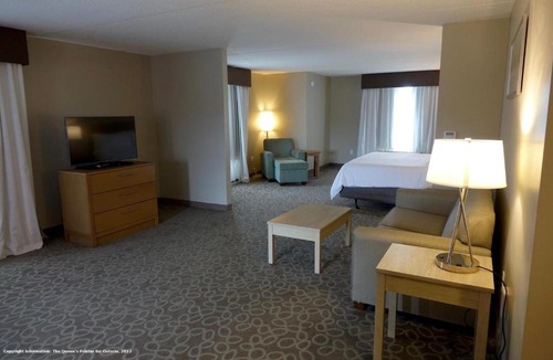 Oshawa Hotel | Holiday Inn Express & Suites Oshawa Downtown - Toronto Area by IHG