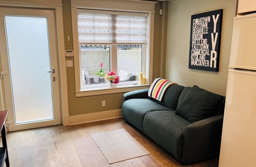 Kitsilano House | Home away from home in Kitsilano! Bright, friendly and luxurious suite.