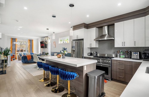 Crescent Heights House | Home Sweet Home| DT| Spacious |BBQ Grill and Hot tub| Game Room