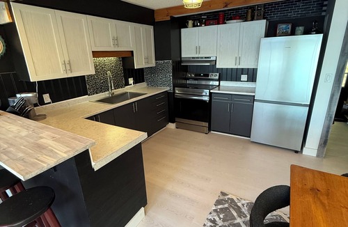 Utterson Cottage | Hot Tub. Lake Toys. Pool Table, Ping Pong Table & all Amenities Inc.
