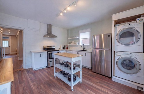 Peterborough House | Hot Tub, Newly Updated, Near DT, Free parking | TS