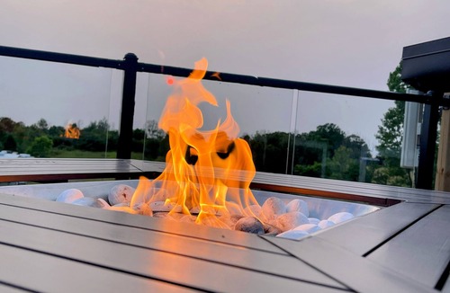 Port Albert House | HOT TUB, ROOFTOP PATIO AND SUNSET LAKE VIEWS! Dogs welcome!