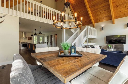 Fernie Ski Chalet | Hot Tub | Ski In | 10 Min Walk to the Lifts