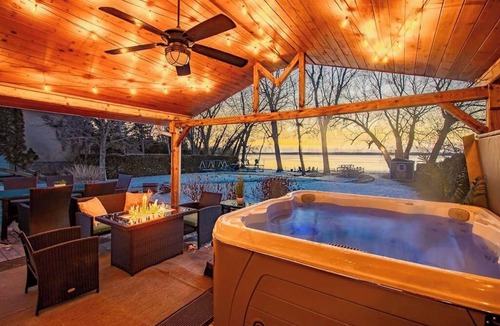 Keswick House | Hot Tub, Wet Bar & Games - Sunset Shores Lakehouse