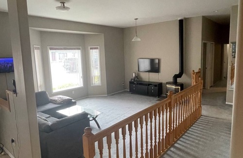 Okanagan-Similkameen Hotel | Hotel - 3 bed 2 bath Villa with pool. Sleeps 8. Great for families & companies