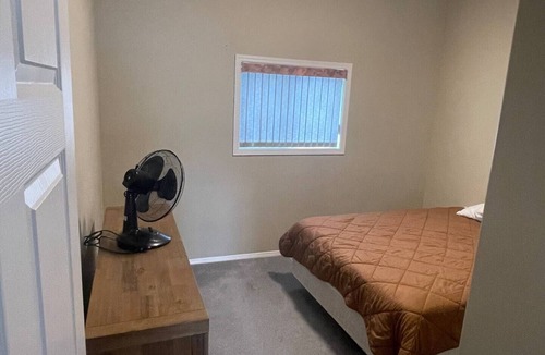 Okanagan-Similkameen Hotel | Hotel - 3 bed 2 bath Villa with pool. Sleeps 8. Great for families & companies