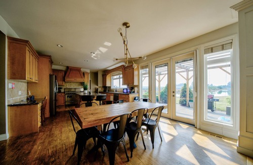West Abbotsford House | HUGE HOME! Sleeps 23, Private Lake, Gym, Hot Tub, Game Room, Theatre, Karaoke