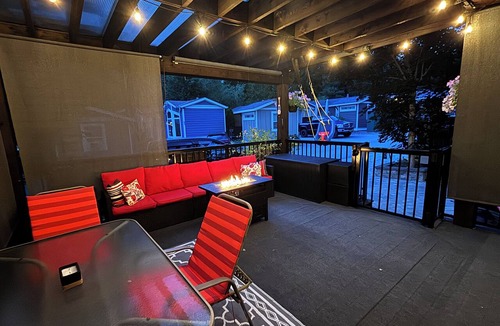 Swansea Point House | Hummingbird Fully Reno’ed Four-Season Lake Retreat | Boat Slip | Pool | Hot Tub