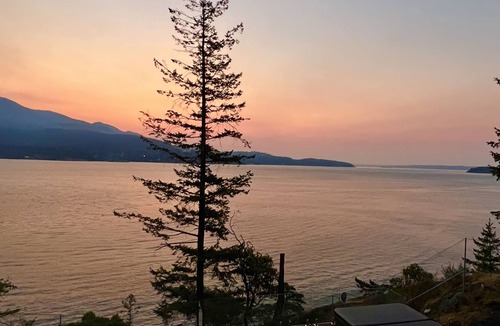 Bowen Island House | Hummingbird Oceanside Suites: Cypress Mountain Suite