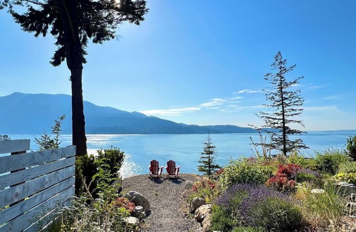 Bowen Island House | Hummingbird Oceanside Suites: Cypress Mountain Suite