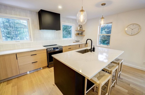 Mont-Tremblant Village House | HushHaus- Sleeps 9- Hike Bike Golf-AC, luxury linens and VIP parking pass