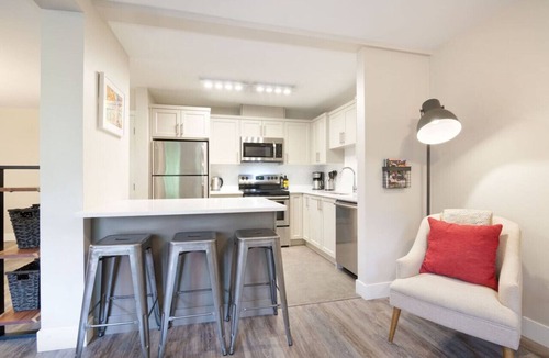 Village North Villa | Ideal Central 3BR Townhouse - Hot Tub/Pool/Parking