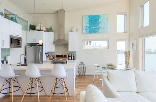 Lower Lonsdale Boat Rental | Immerse Yourself in a Classy & Cozy Floating Home with a View! Pets welcome.