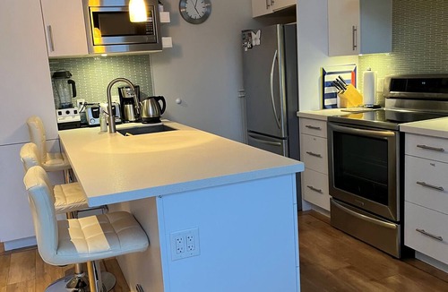 Lower Lonsdale Boat Rental | Immerse Yourself in a Classy & Cozy Floating Home with a View! Pets welcome.