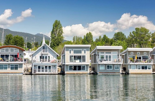 Lower Lonsdale Boat Rental | Immerse Yourself in a Classy & Cozy Floating Home with a View! Pets welcome.