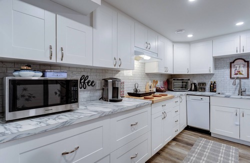 West Kelowna Estates House | Incredible Lake & Mountain Views, Hot Tub & near Wineries, minutes to Kelowna!