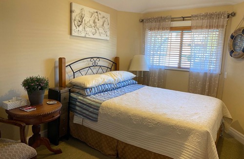 Lower Lonsdale Bed & Breakfast | Individual hotel rooms in " The Inn " , walk to waterfront Shipards .