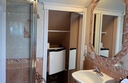 Lower Lonsdale Bed & Breakfast | Individual hotel rooms in " The Inn " , walk to waterfront Shipards .