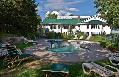 Otonabee-South Monaghan Cottage | Inviting Lakeshore Lodgings w/Canoe and Kayak Rentals, Perfect for Autumn