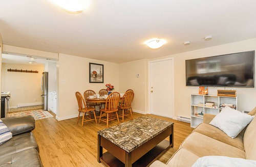 Saanich East House | It's Perfect! 3Bath 5Beds Relaxing Yard Toys & Games, 4TV's Spotless Happy Place