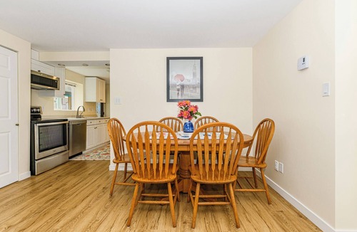 Saanich East House | It's Perfect! 3Bath 5Beds Relaxing Yard Toys & Games, 4TV's Spotless Happy Place