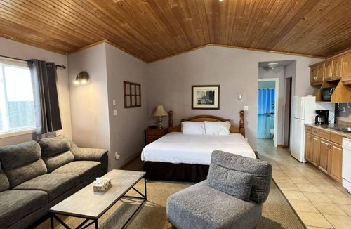 Wasaga Beach Ski Chalet | Jacuzzi Cabin - 25 min to Blue Mountain, 3 min Walk to Beach
