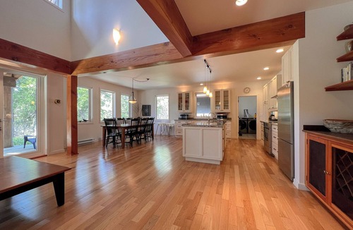 Tofino House | Jensen's Bay Getaway - Inlet front beach!