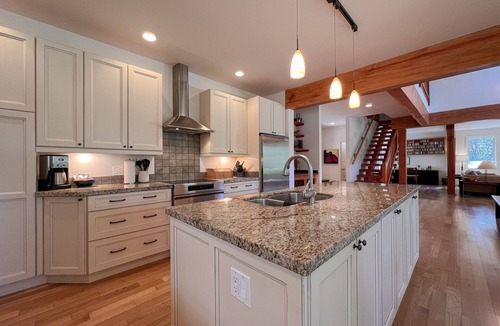 Tofino House | Jensen's Bay Getaway - Inlet front beach!
