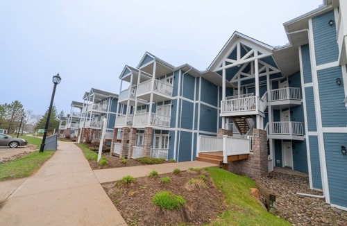 Oro-Medonte Apartment | Jr Club Suite: Kitchenette, Pool, HotTub, Gym, BBQ